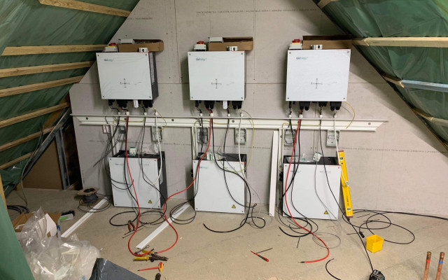 Invertor-batteries-scaled